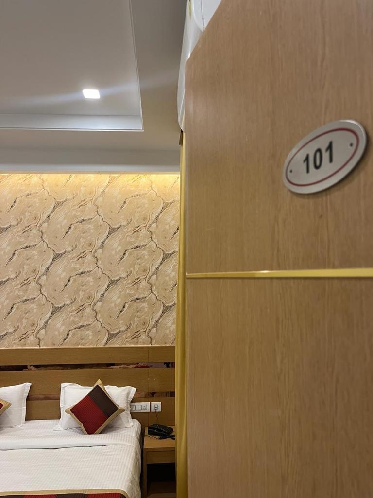 Hotel Royal Casa Лакнау Екстериор снимка