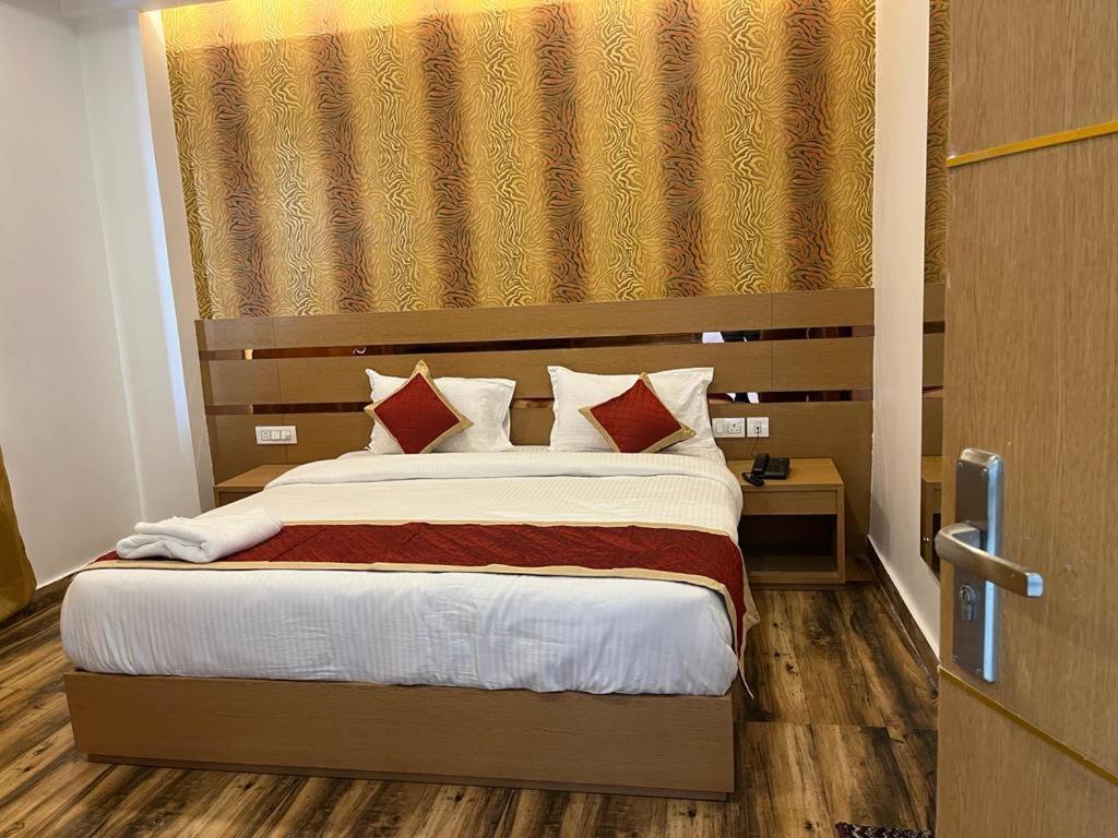 Hotel Royal Casa Лакнау Екстериор снимка