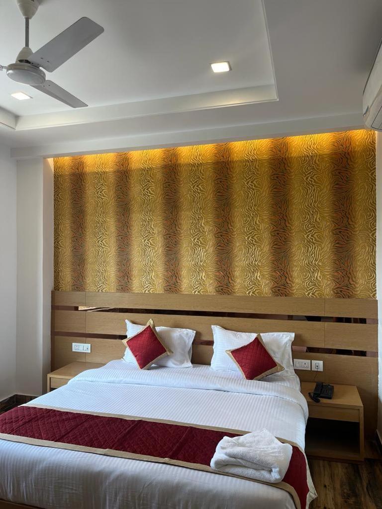 Hotel Royal Casa Лакнау Екстериор снимка