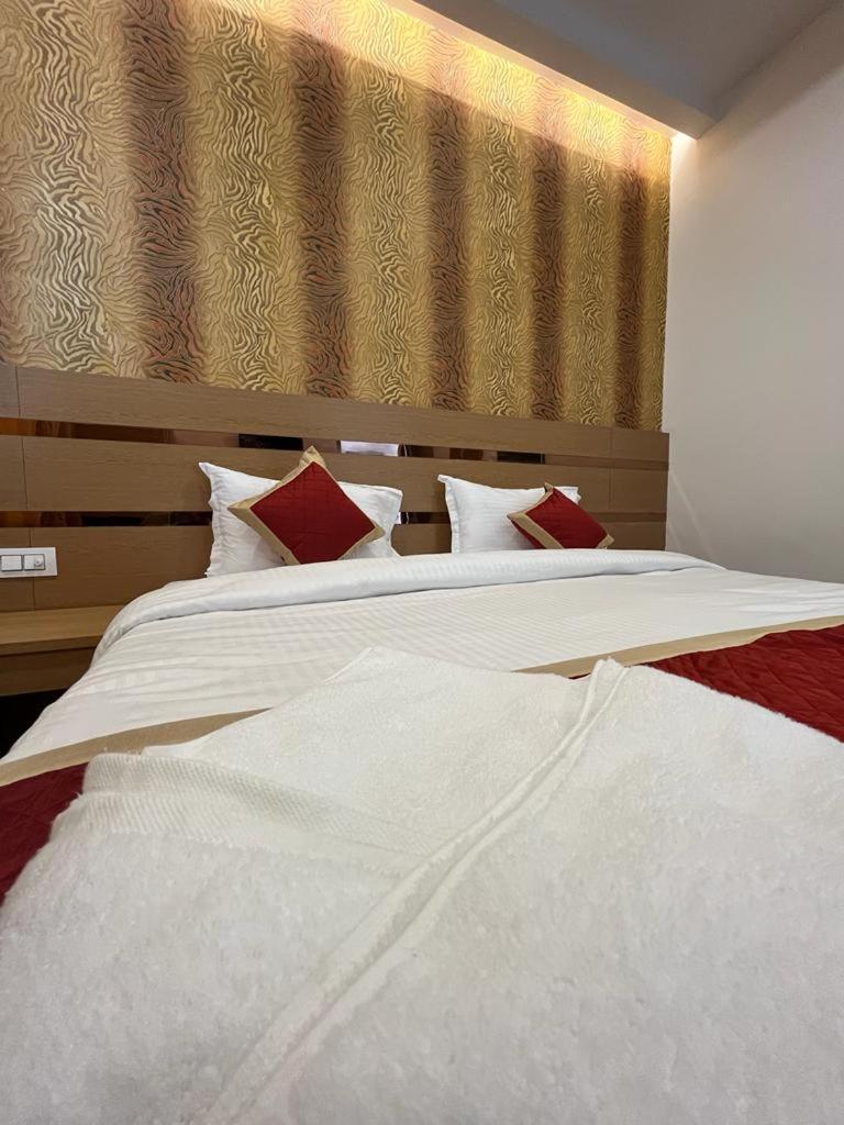 Hotel Royal Casa Лакнау Екстериор снимка